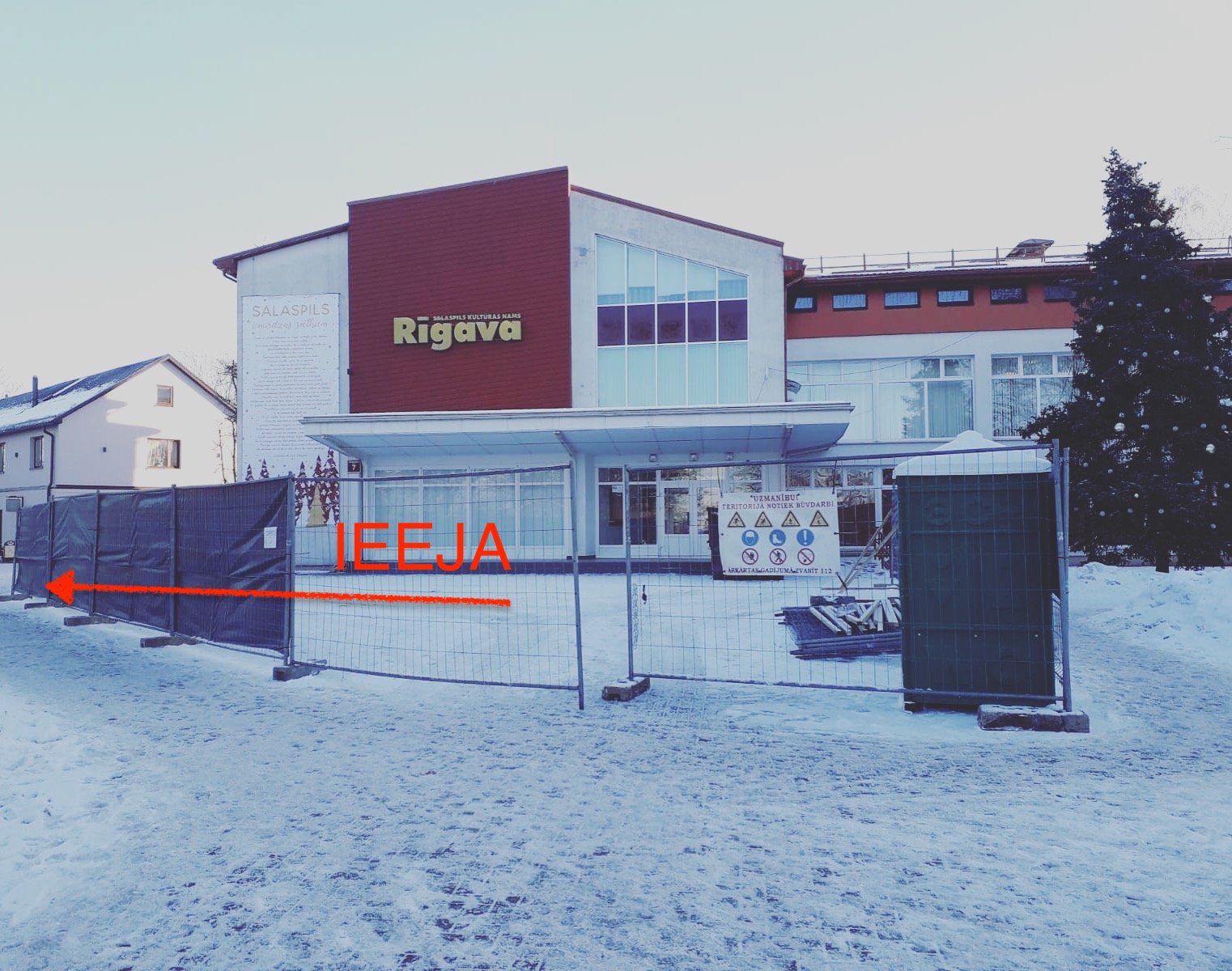 Uz remonta laiku slēgta k/n “Rīgava” centrālā ieeja un kase Līvzemes ielā 7