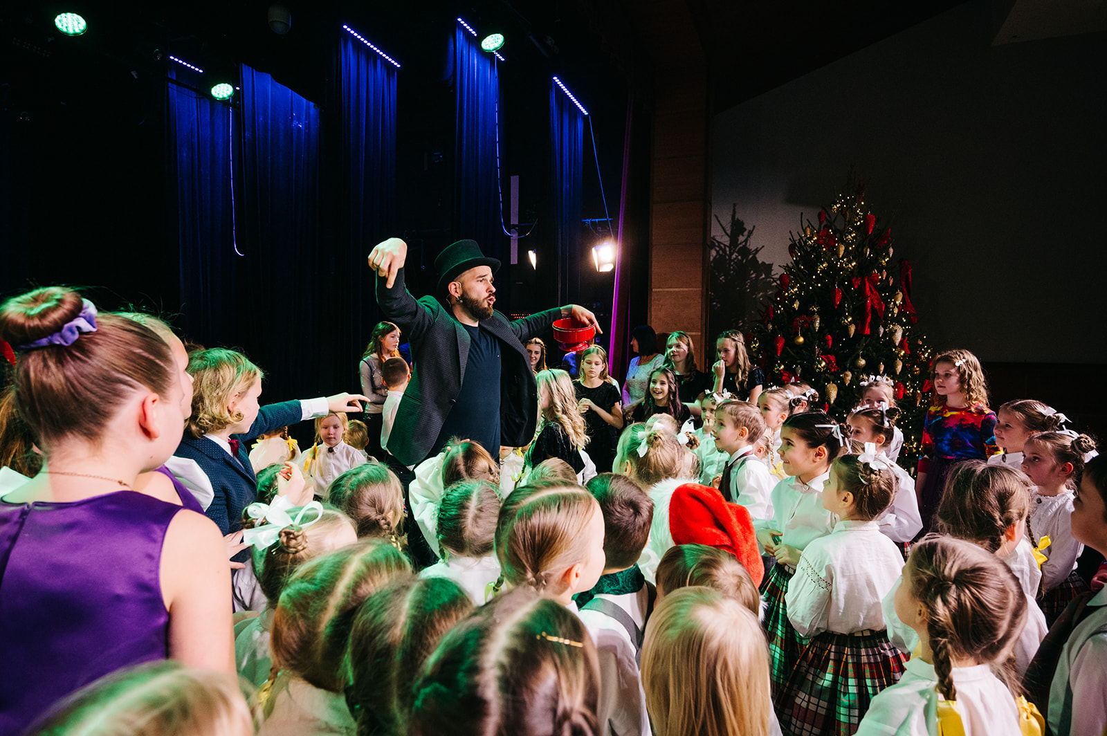 Bērnu kolektīvu Ziemassvētku koncerts “KŪST UZ MĒLES KARAMELES”