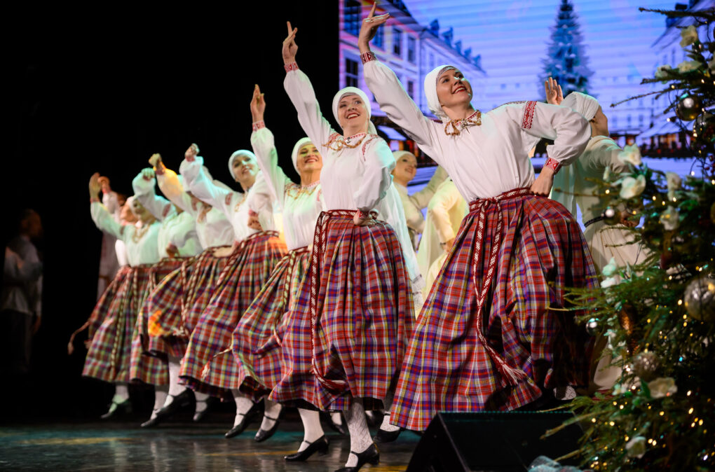 Vidējās paaudzes deju kolektīvs “Ūsiņš”